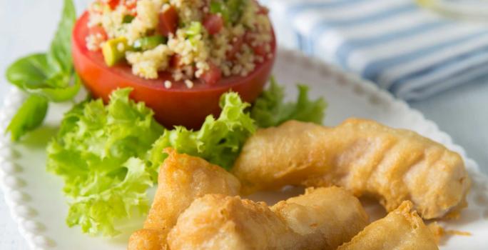 Tomate relleno con Cou Cous verde y Finger de Pescado Frito