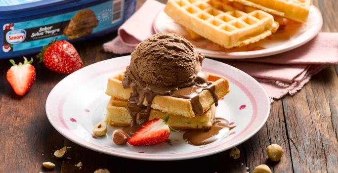 Wafles con Helado Y Chocolate