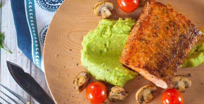 Salmón sazonado al Pimentón con Puré de Palta