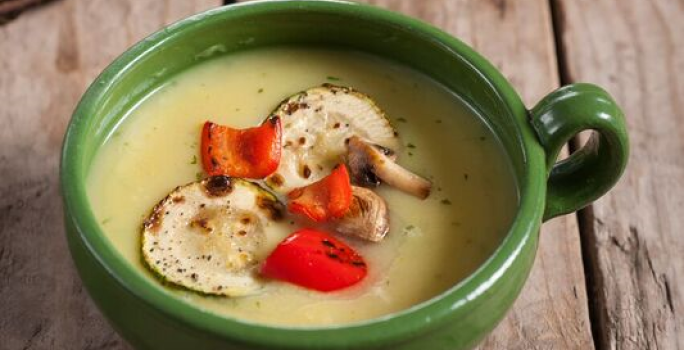 Crema de Espárragos con Verduras grilladas y Tostadas al Oliva