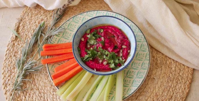 Hummus de betarraga y Nestúm® con palitos de verduras