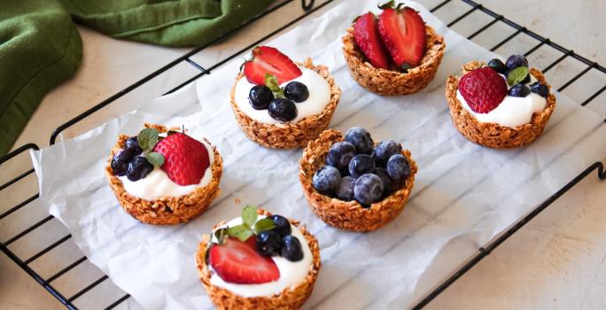 Tartaletas de granola, yoghurt Goodnes ® Skyr y fruta