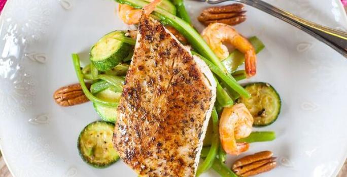 Reineta Marinada con Vegetales salteados y Camarones
