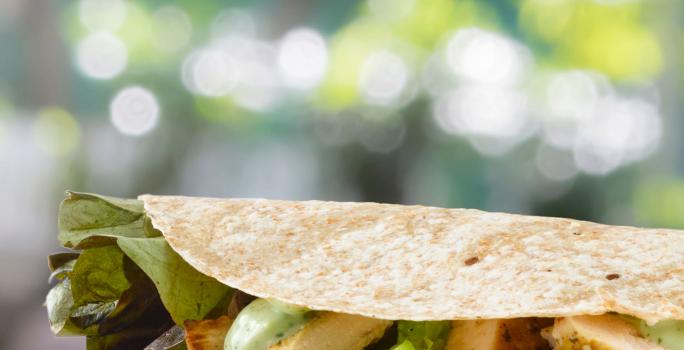 Taco Integral con Pollo y Verduras Grilladas con Salsa de Cilantro