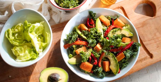 Ensalada de zapallo asado, pimiento, kale y palta