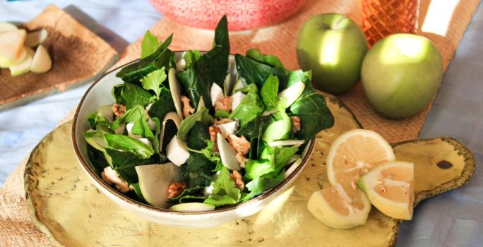 Ensalada de espinaca, manzana verde, quesillo y nueces.