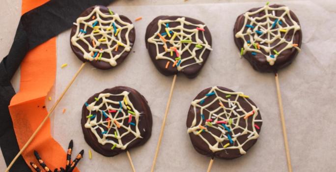 Brochetas de manzana cubiertas con chocolate para Halloween