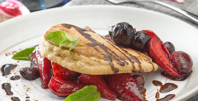 Hotcakes de Avena y Cacao con Berries al Romero