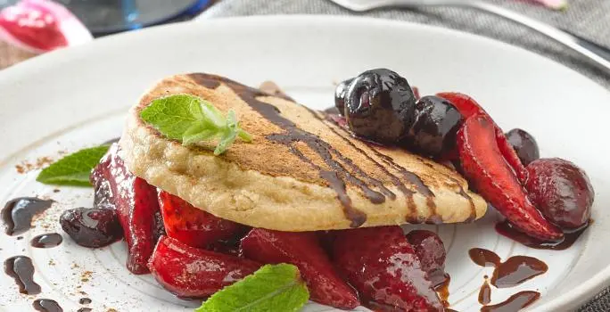 Hotcakes de avena y cacao con berries especiados