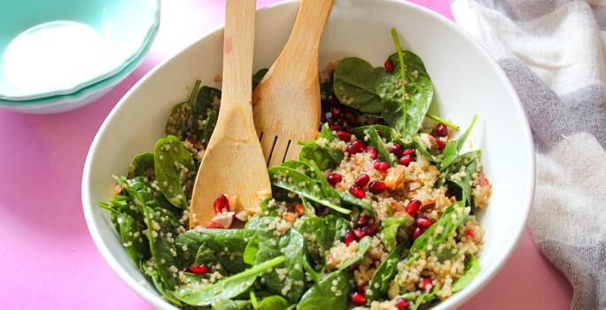 Ensalada de quinoa, espinaca, granada y almendras