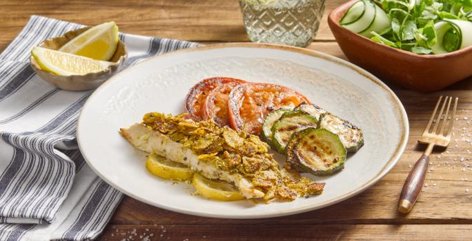 Pescado al horno con costra de hierbas y verduras grilladas