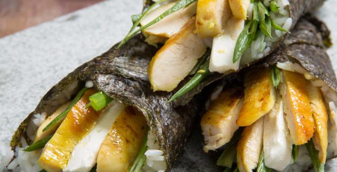 Cono de Nori relllenos con Pollo, Queso Crema y Cebollín