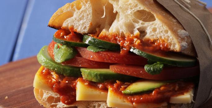 Sandwich Vegetariano y Queso Mantecoso