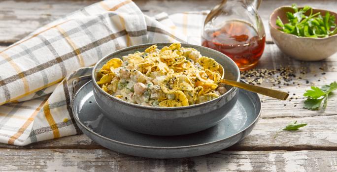 Ensalada cremosa con crocante de sésamo