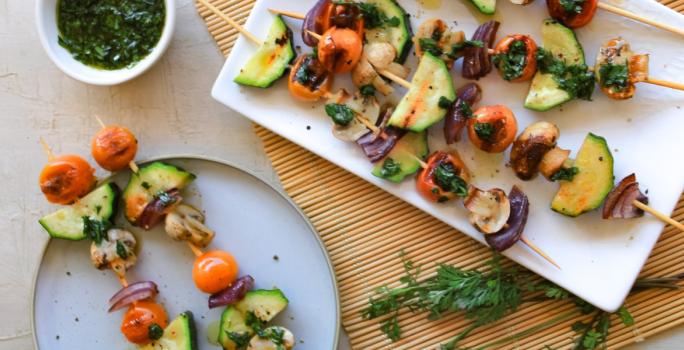 Anticuchos de verduras con salsa de cilantro