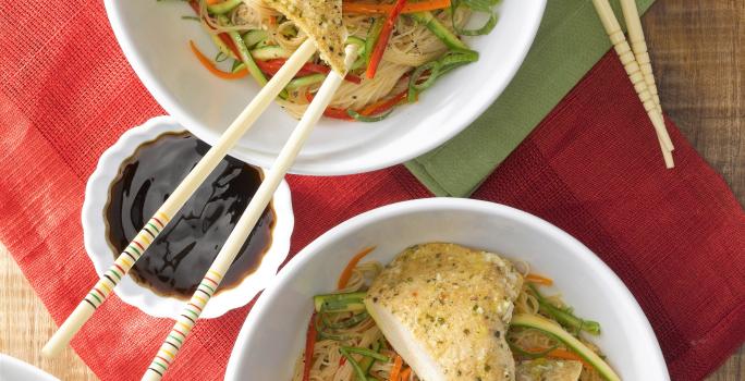 Salteado de Fideos Chinos con Verduras y Pollo