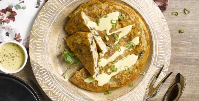 Tortilla de verduras y salsa amarilla