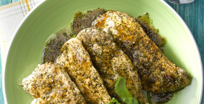 Pollo con finas hierbas y Gratinado de Papas con Alcachofas