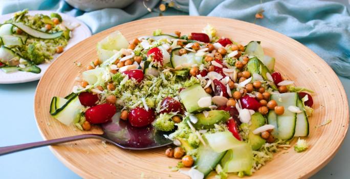 Ensalada de brocoli y garbazos crocantes