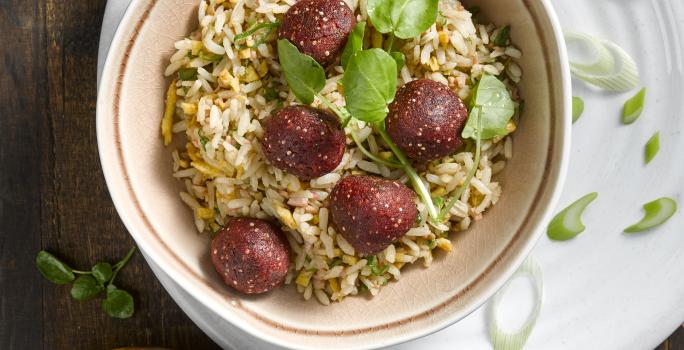 Arroz Chaufa con Albondiga de Quínoa y Betarraga