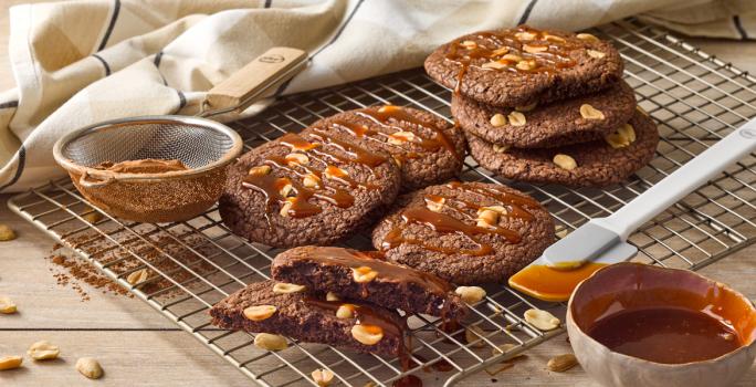 Galletas brownie con salsa caramelo