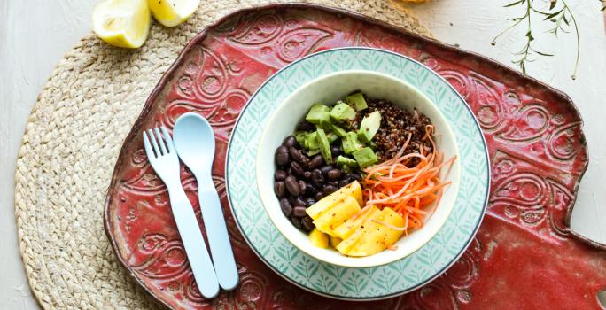 Bowl de arroz, porotos negros y verduras