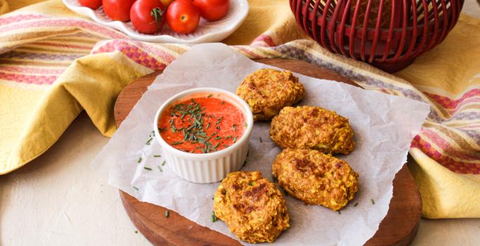 Nuggets de coliflor y Nestúm ® con dip fresco de pimientos y tomate