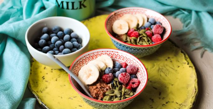 Porridge de avena y chocolate Nesquik® sin azúcar añadida con berries y semillas