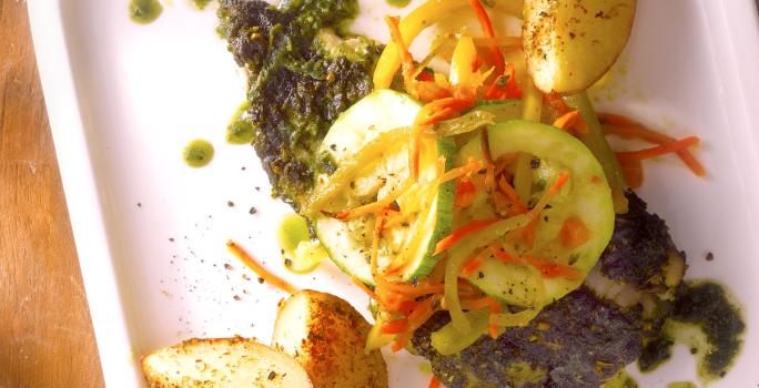 Merluza al Pesto y Verduras con Papas Bravas