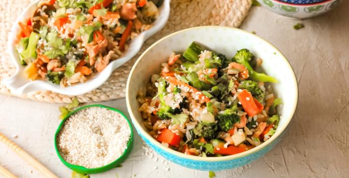 Arroz salteado con verduras y pescado