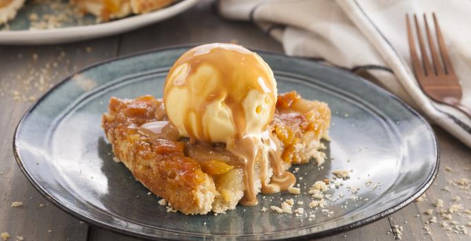 Tarta tatín con helado de vainilla