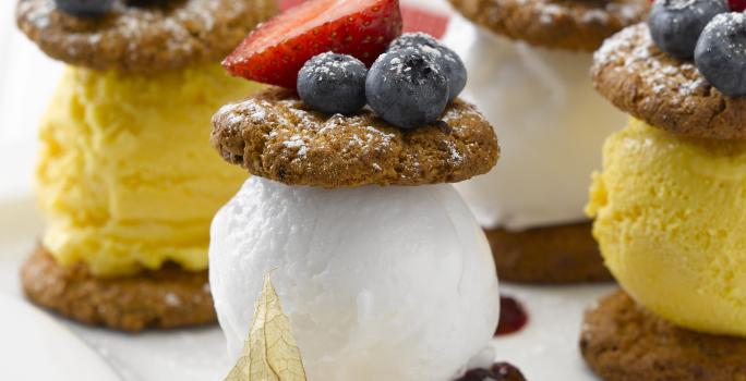 Torres de Helado con Galletas y Frutas