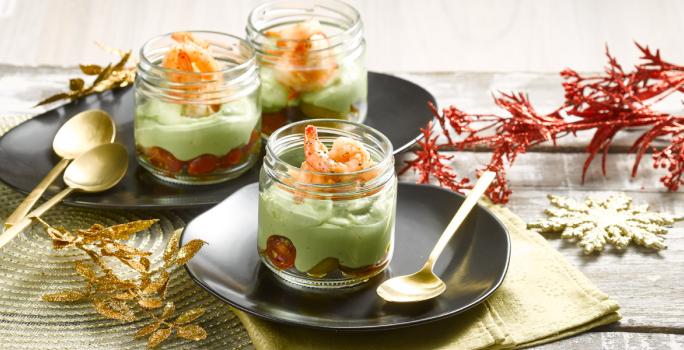 Crema de palta con tomates cherrys y camarones salteados