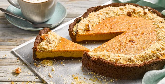 Tarta cremosa de lúcuma y crocante de nueces