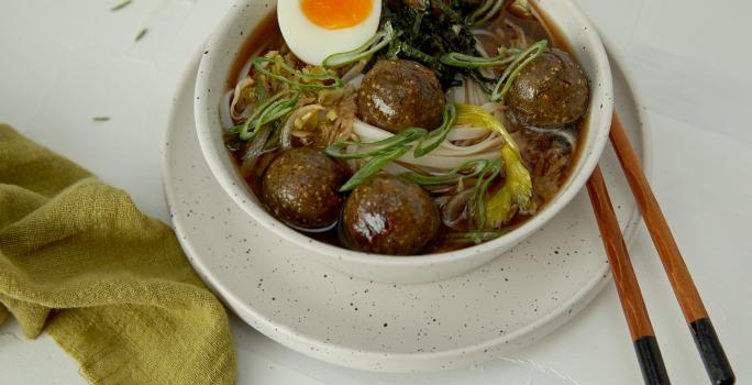 Sopa Oriental de Verduras con Albóndigas