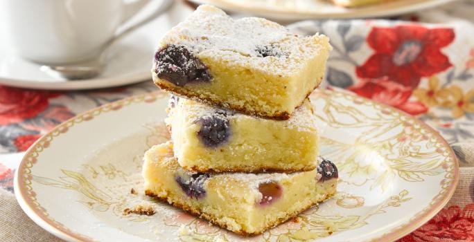 Brownie Blanco con Arándanos