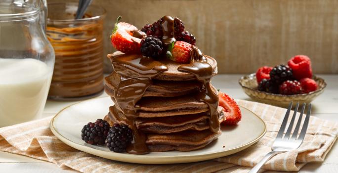 Hotcakes de cacao y salsa de chocolate manjar