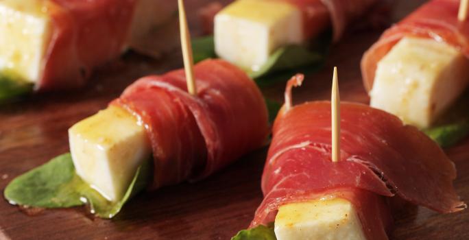 Pinchos de Queso Fresco, Rúcula y Jamon Serrano