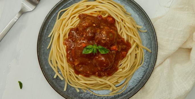 Albóndigas de Quínoa y Porotos Negros con Salsa Bolognesa Veggie