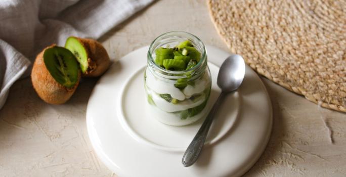 Vasitos de yoghurt y kiwi