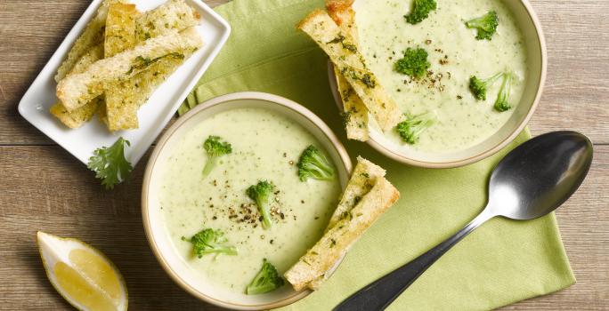 Sopa de brocoli y crutones