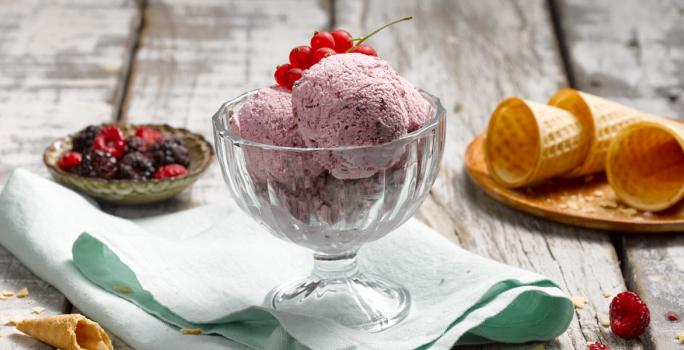 Helado de yoghurt y frutos rojos