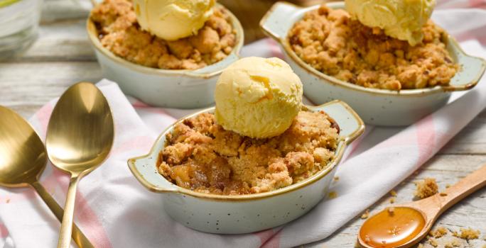 Crumble de manzana y miel con helado de vainilla