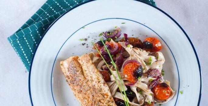 Merluza a las Finas Hierbas con Pastas En Tomates Asados