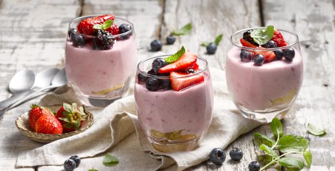 Postre helado de yoghurt, chía y frutos rojos