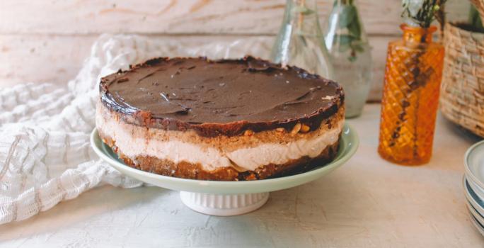 Tarta helada de dátiles, mantequilla de maní y chocolate