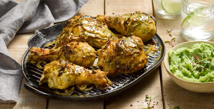 Pollo a la mostaza con puré de arvejas y menta