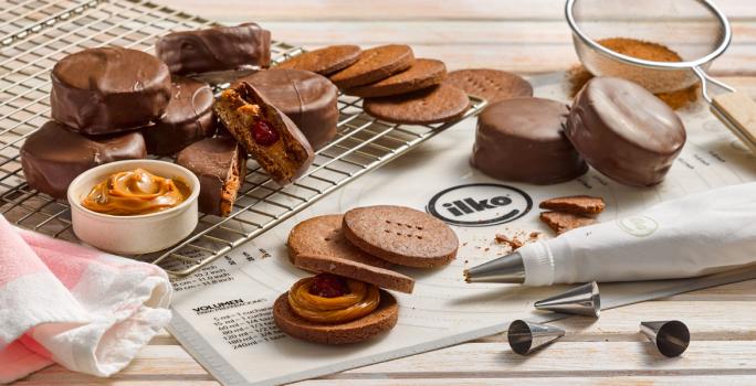 Alfajores de cacao con centro de manjar y frambuesa