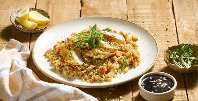Chaufa de coliflor con pollo jugoso