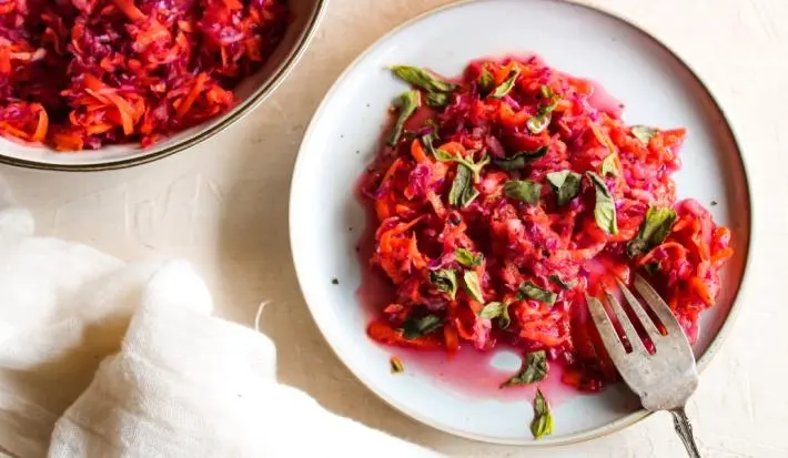 Ensalada de zanahoria, rábano blanco repollo morado.